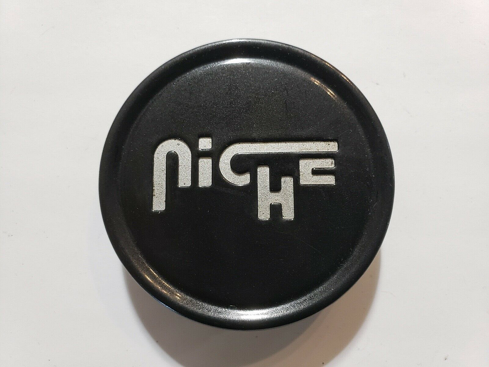 Niche 1PC NICHE 2.70" FLAT CAP-GL-BLK SILVER LOGO